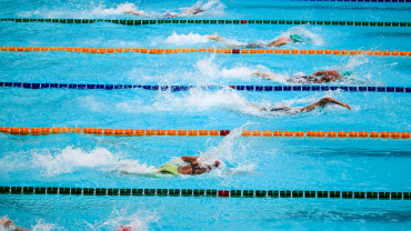 Pessoas numa piscina de natação