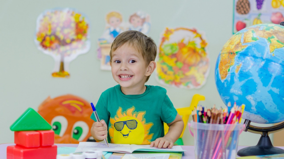 A imagem mostra uma criança na escola